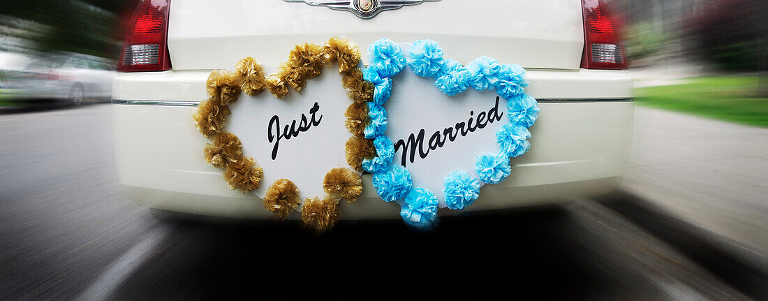 Schild "Just Married" auf der Rückseite der Limousine