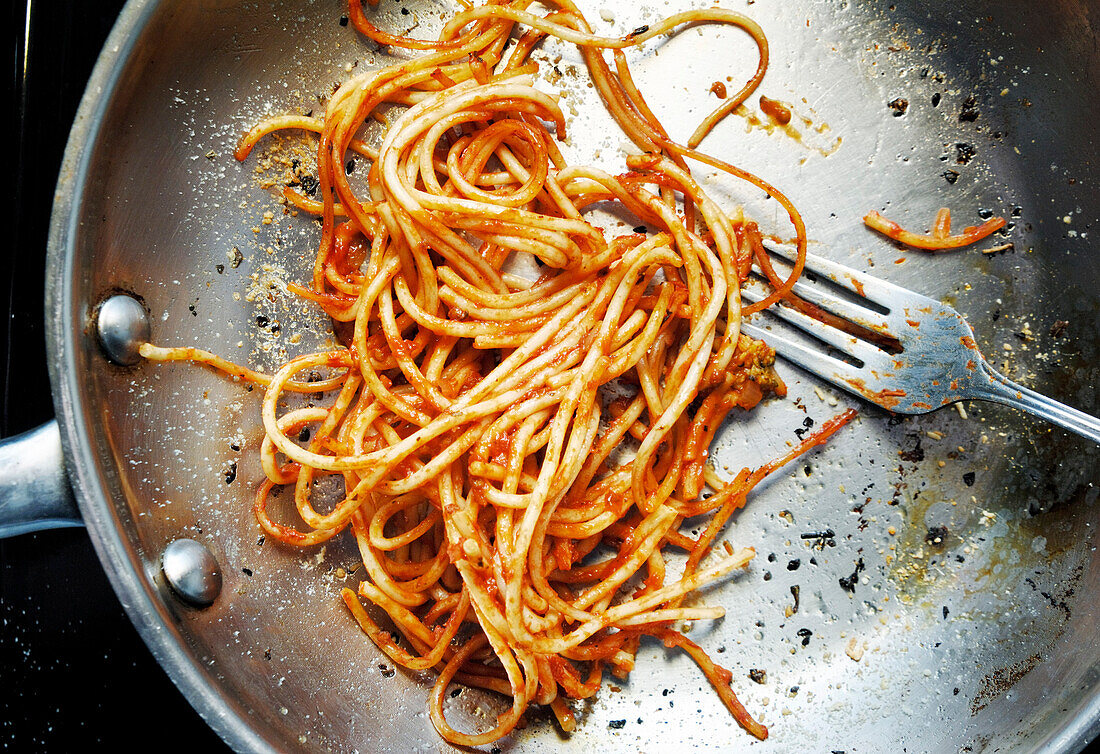 Spaghetti-Reste in der Bratpfanne