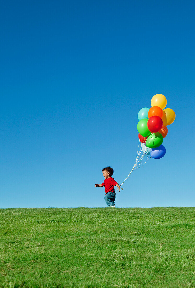 Junge mit Luftballons