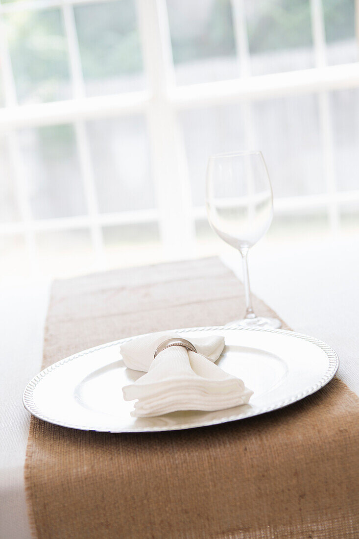 Simple and elegant place setting for one with place charger and napkin