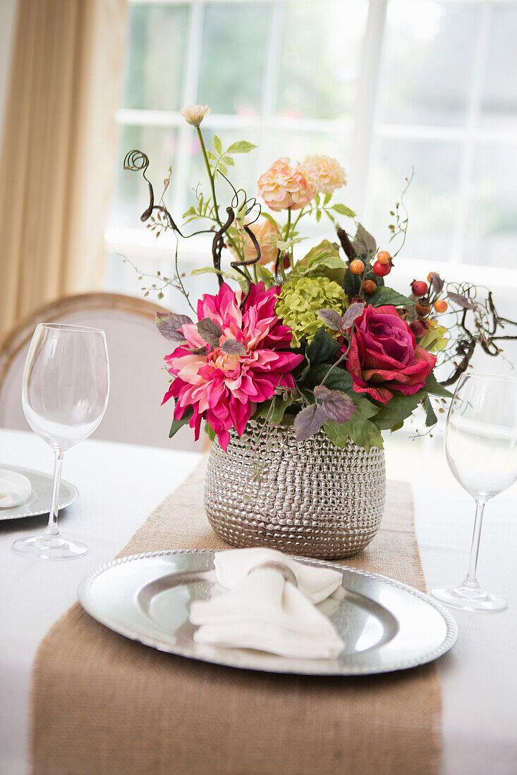 Eleganter gedeckter Tisch bei einer Hochzeitsfeier mit Teller und Serviette