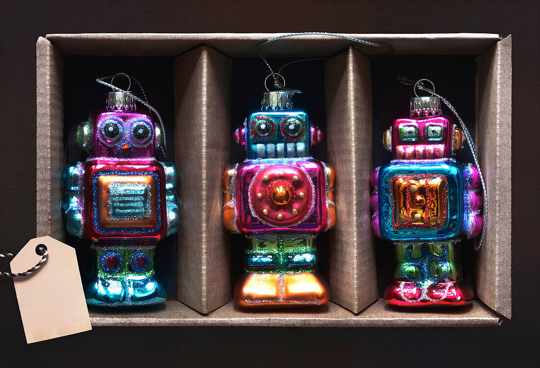 Drei Roboter-Ornamente in Schachtel mit Etikett, Studio-Aufnahme