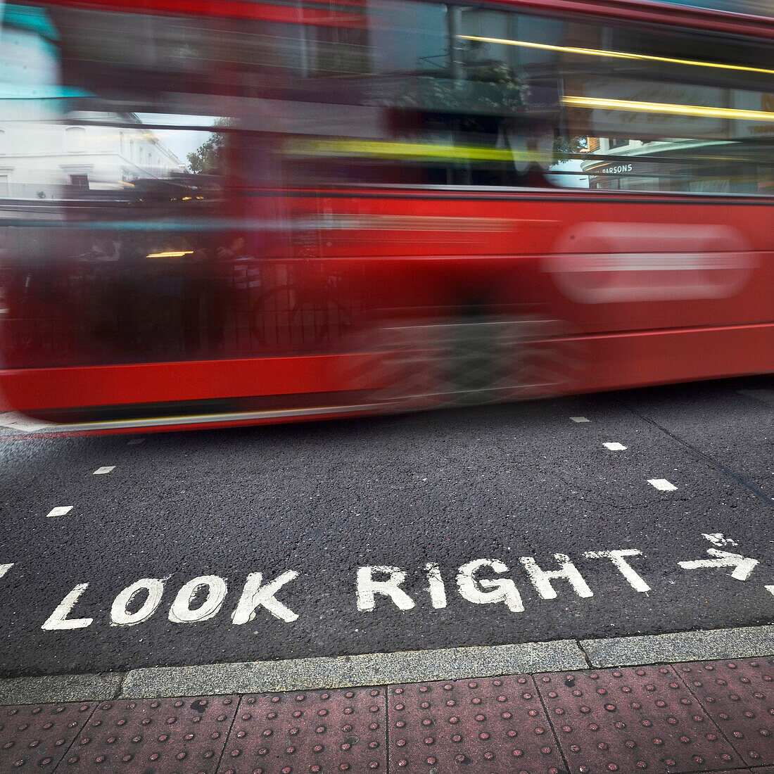 Schild "Look Right" am Zebrastreifen und rasender Doppeldecker-Bus, London, England, UK