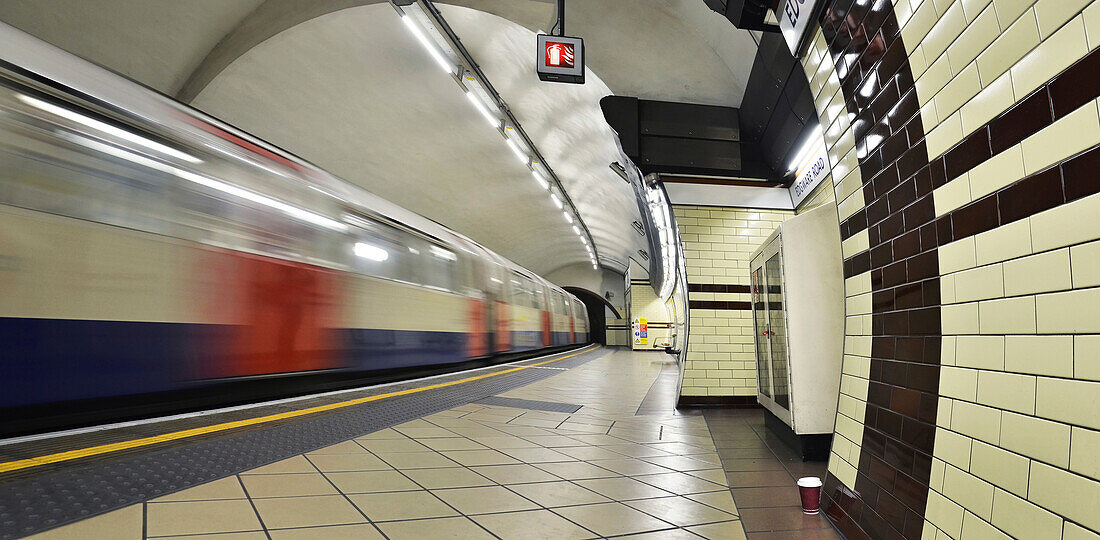 Blick auf den Bahnsteig der Londoner U-Bahn in der Edgware Road mit abfahrendem Zug, London, England, UK