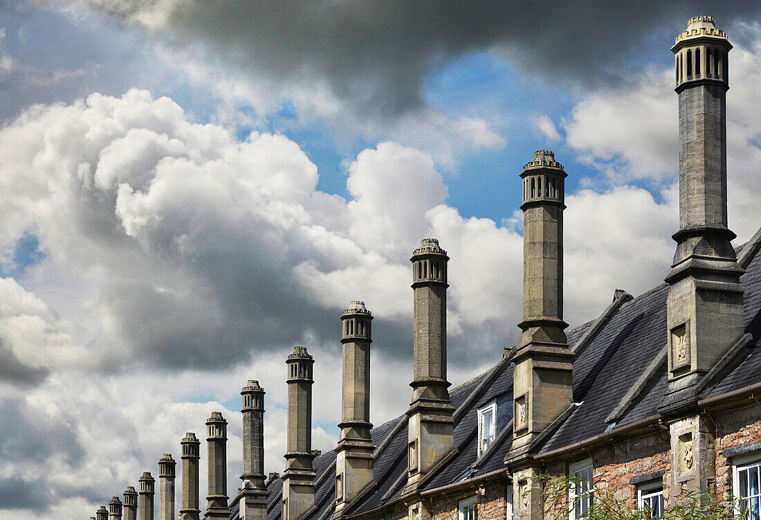 Reihe von Schornsteinen auf Hausdächern, Wells, England, UK