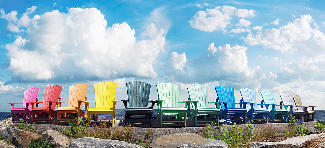 Muskoka-Stühle am See