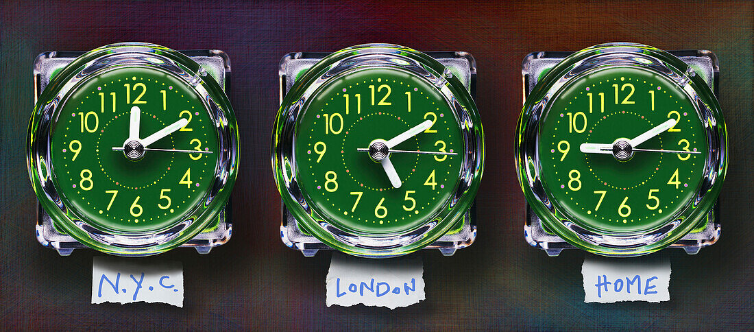 Panorama von drei Plastikuhren, die Zeitzonen anzeigen, Studioaufnahme