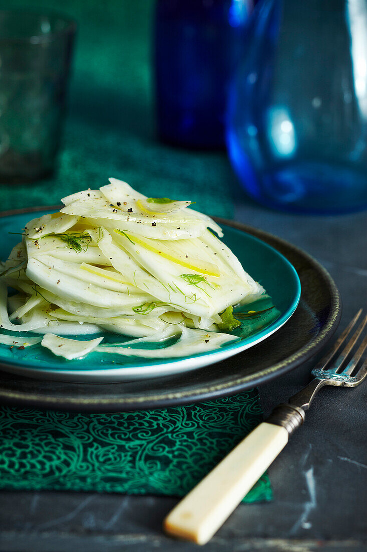 Nahaufnahme eines französischen Fenchelsalats mit Zitrone, Studioaufnahme