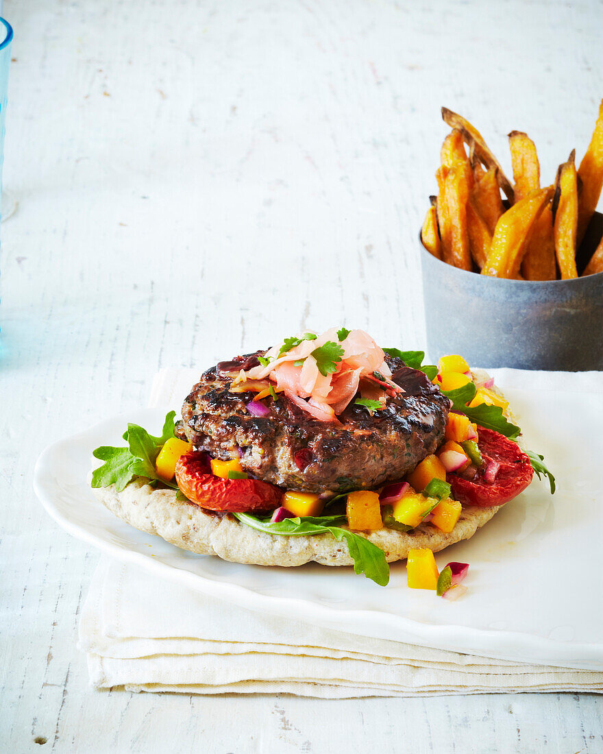 Frischer Burger mit Süßkartoffelpommes, Studioaufnahme