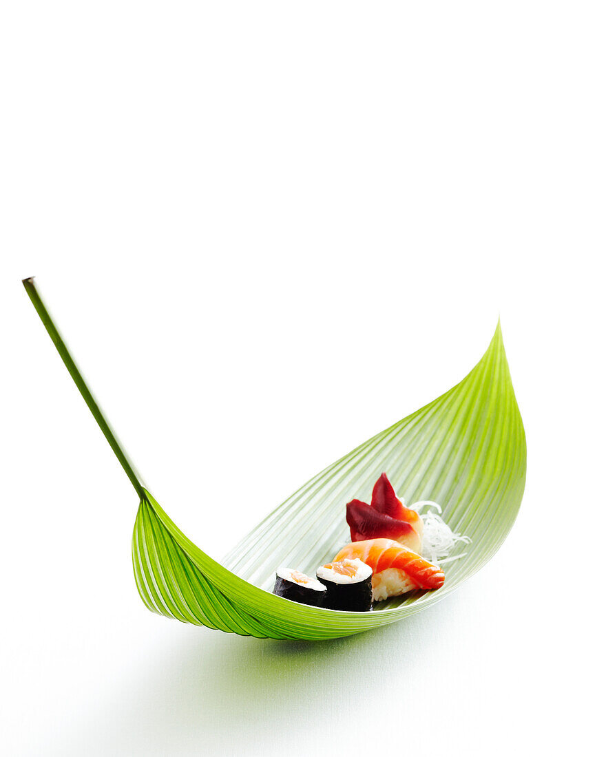 Sushi auf Bambusblatt, Atelieraufnahme