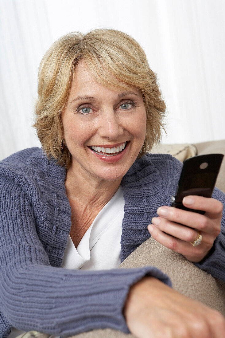 Frau mit Mobiltelefon