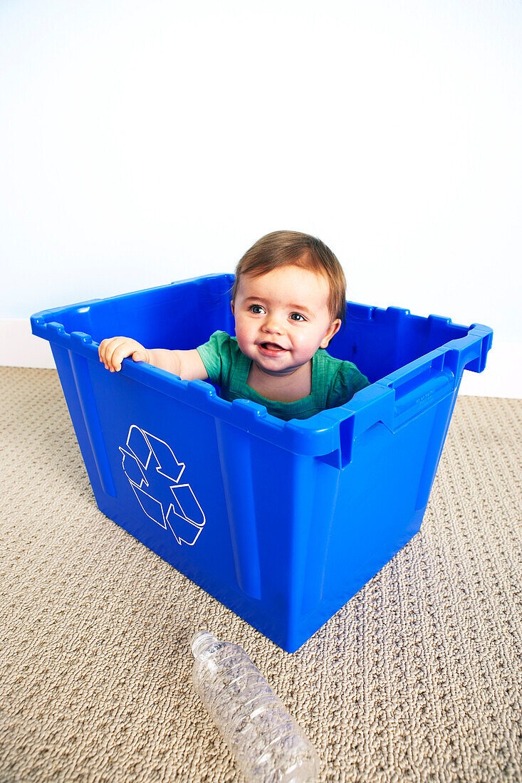 Baby Girl im Recyclingeimer