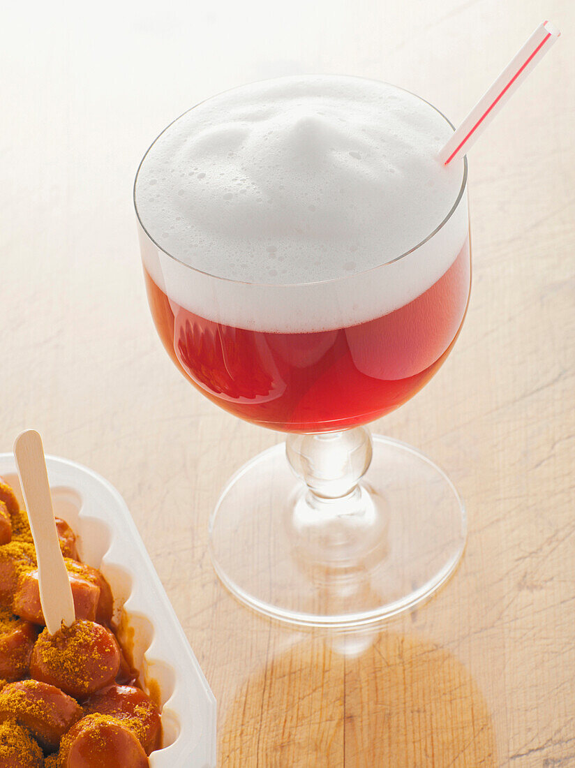 Rote Berliner Weisse mit Currywurst, Studio Shot