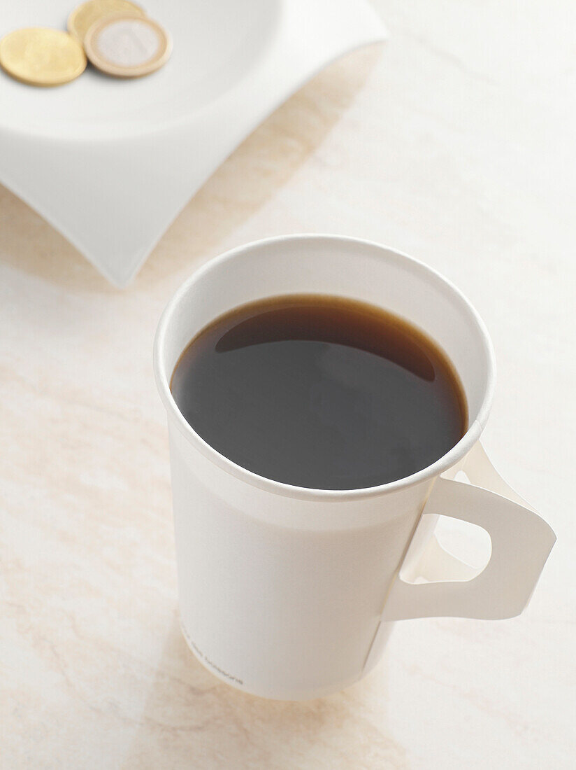 Schwarzer Kaffee im Pappbecher mit Henkel, Studio Shot