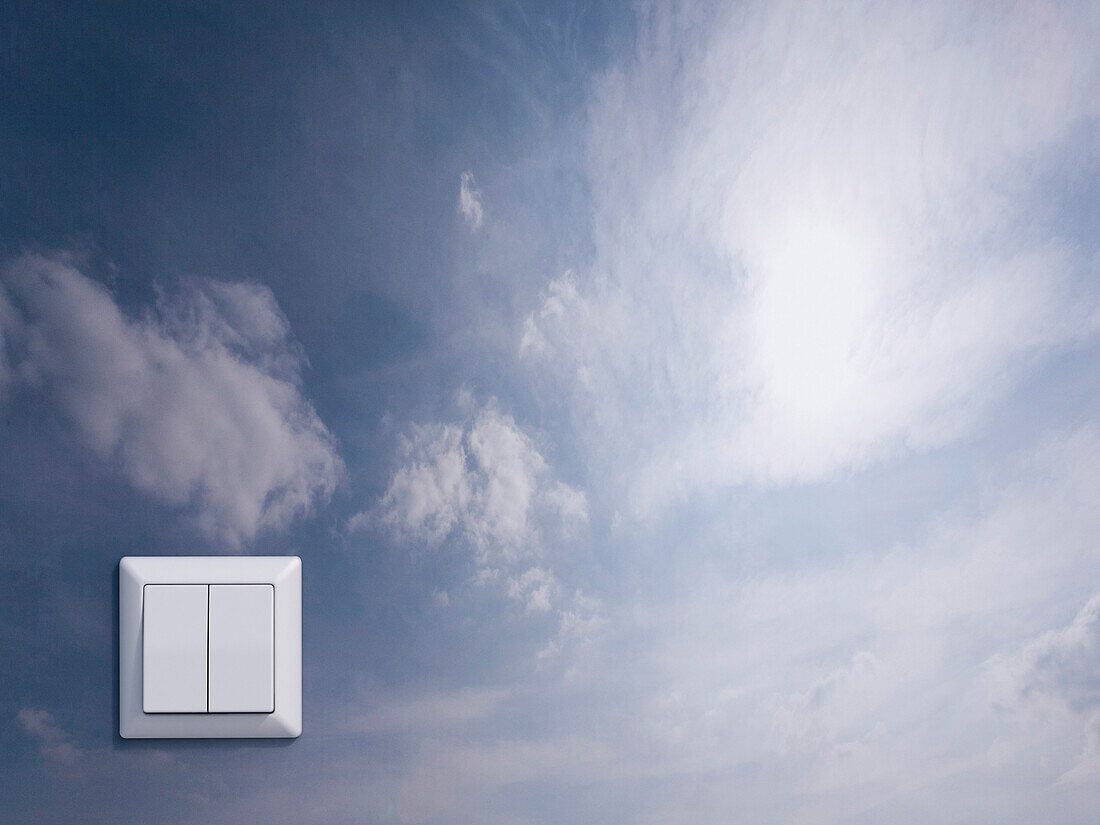 Digitale Illustration eines Lichtschalters und eines Wandaufklebers mit bewölktem Himmel