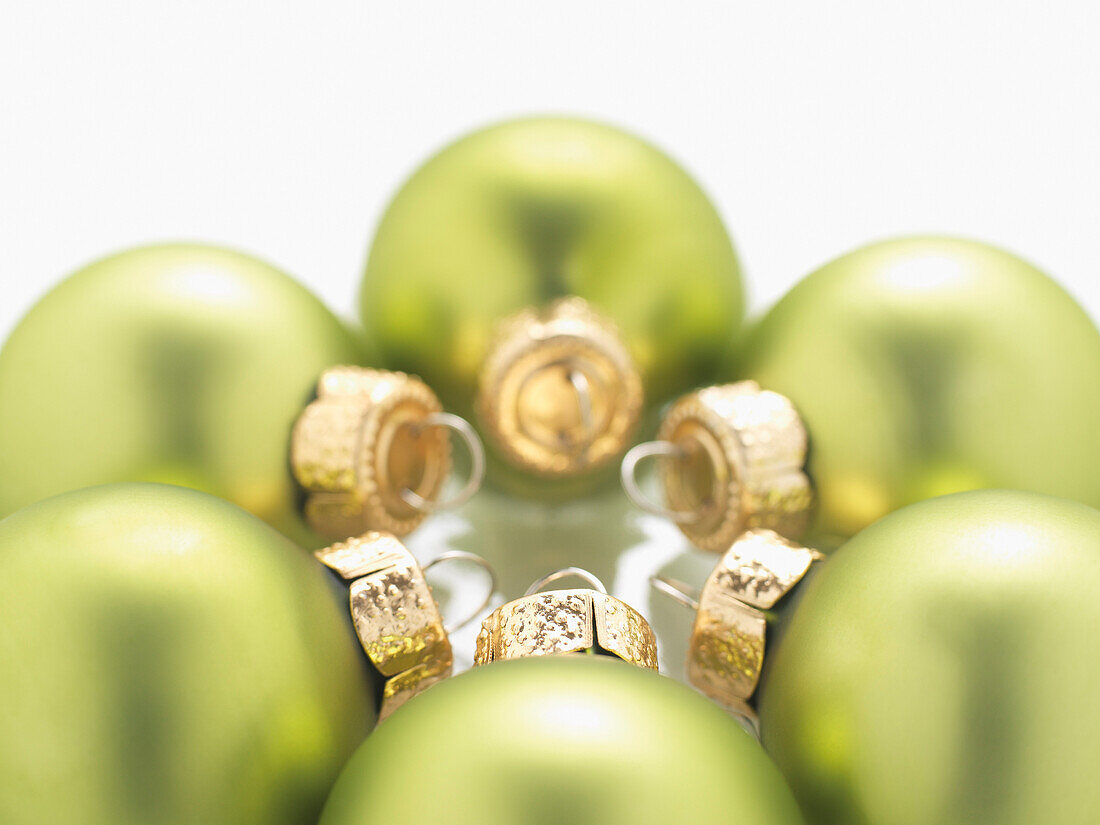 Ring aus Weihnachtsornamenten