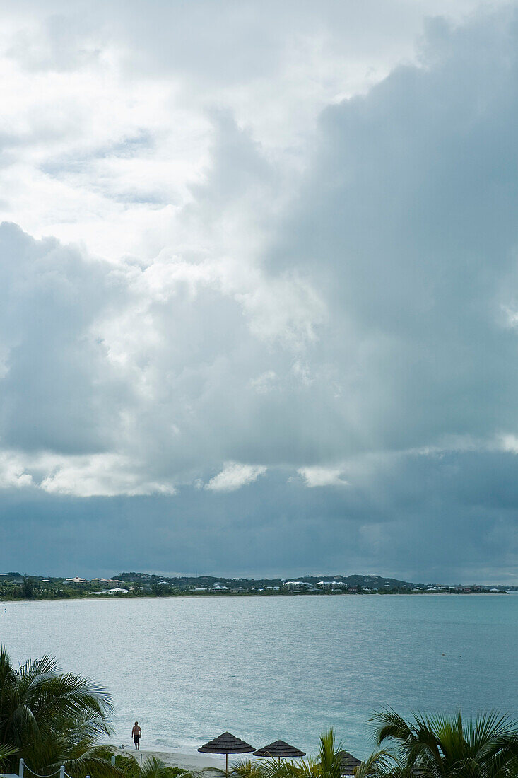 Mann geht am Strand spazieren, Turks- und Caicosinseln