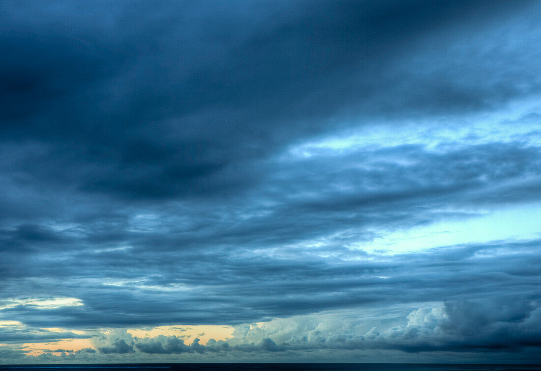 Bewölkter Himmel bei Sonnenuntergang, Turks- und Caicosinseln