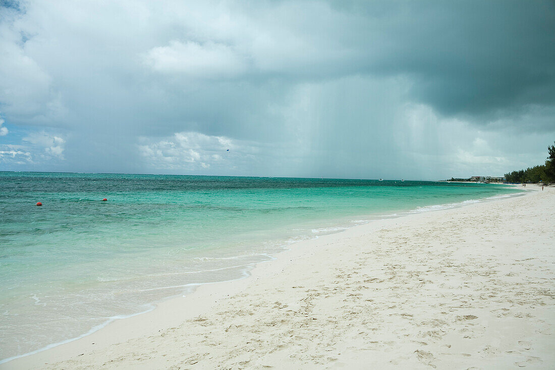 Regensturm über dem Strand, Turks- und Caicos-Inseln