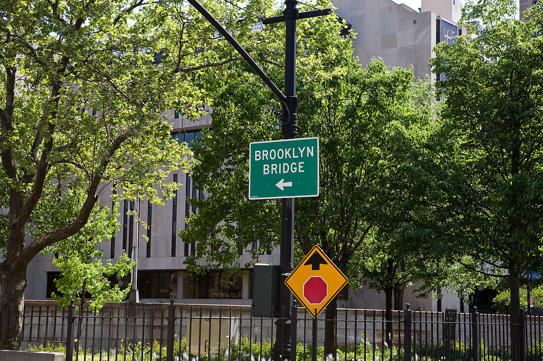 Schild an der Brooklyn Bridge, Manhattan, New York City, New York, USA