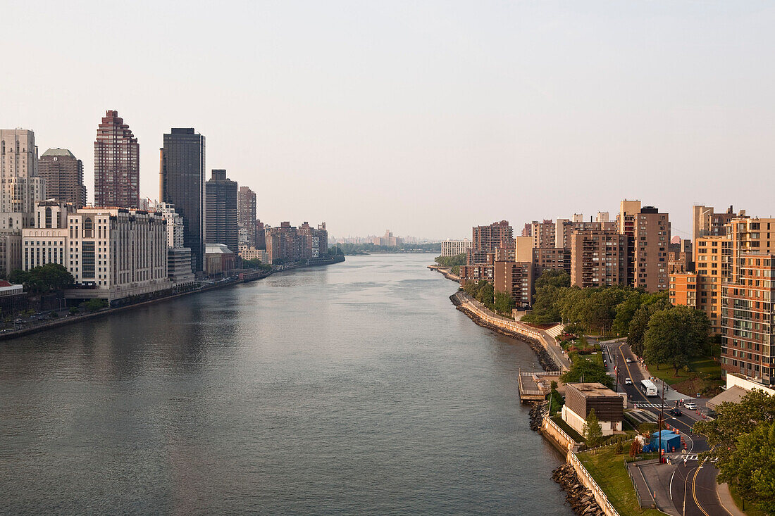 East River zwischen Manhattan und Roosevelt Island, New York City, New York, USA