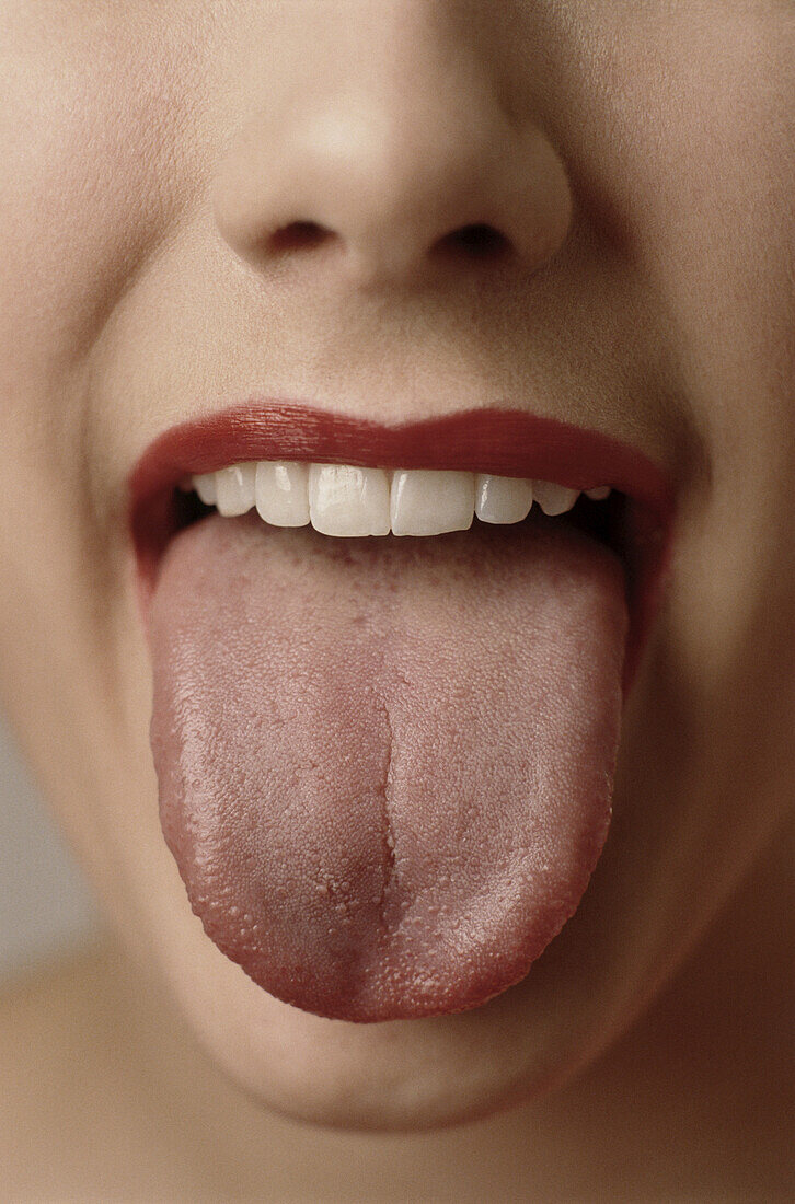 Nahaufnahme der Zunge einer Frau