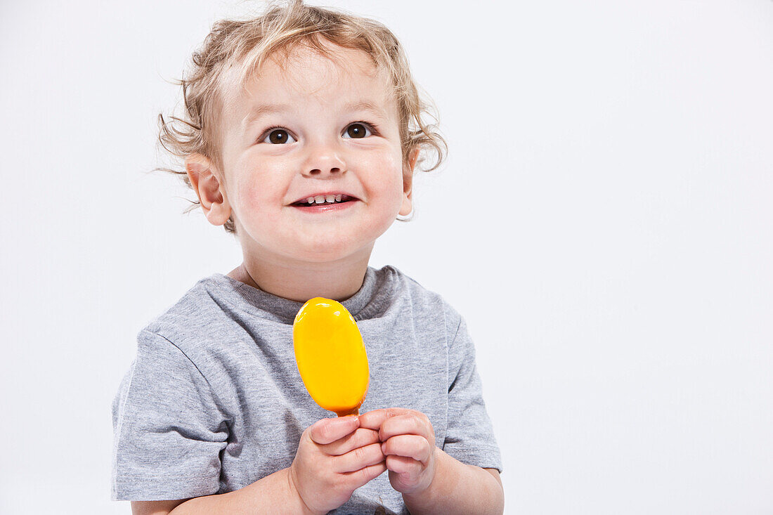 Porträt eines Jungen mit Eiscreme in der Hand