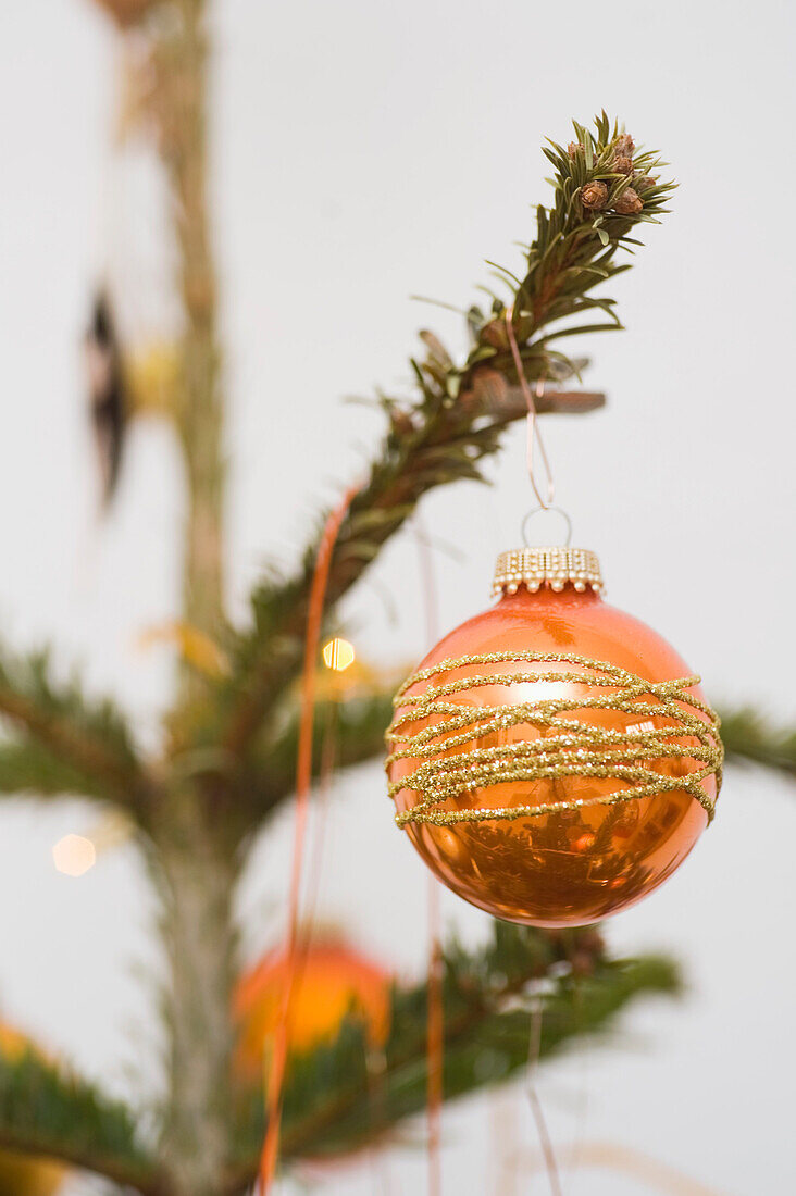 Nahaufnahme von Weihnachtsschmuck am Weihnachtsbaum