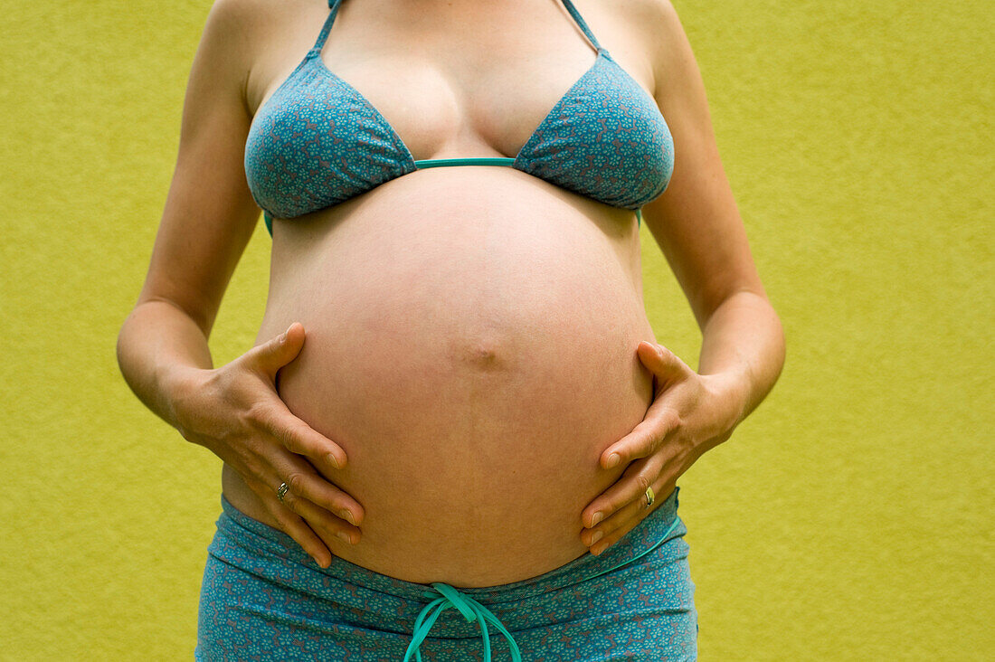 Frau, neun Monate schwanger, Berührung des Bauches