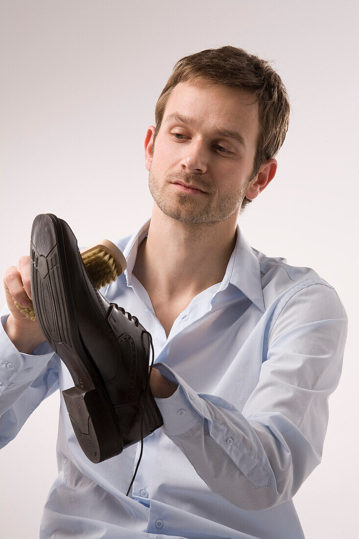 Mann poliert Schuhe