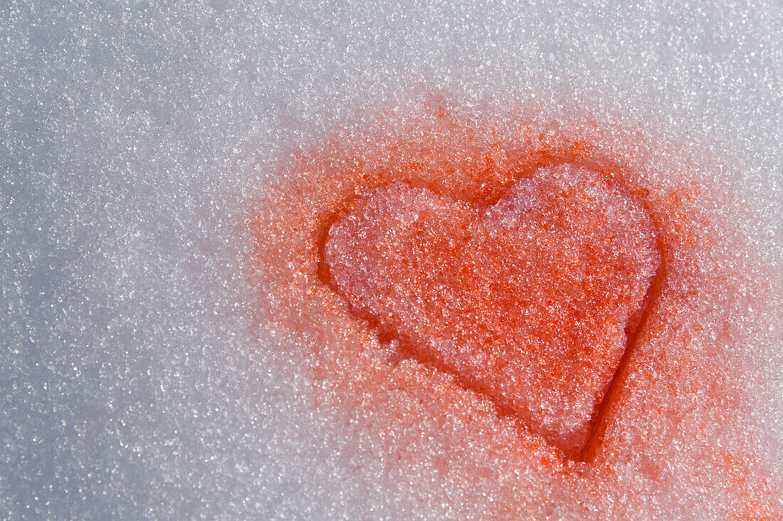 Rotes Herz im Schnee