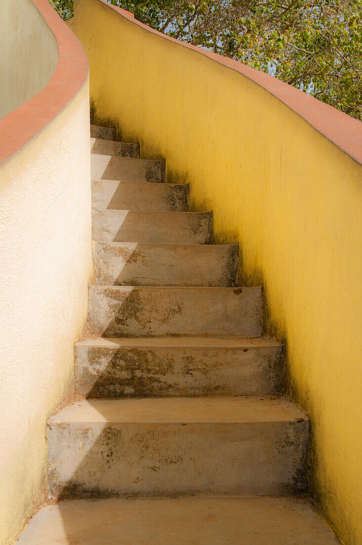 Treppe mit gelben Wänden im Tempelbereich, Wewurukannala Vihara-Tempel, Dikwella, Matara-Distrikt, Sri Lanka