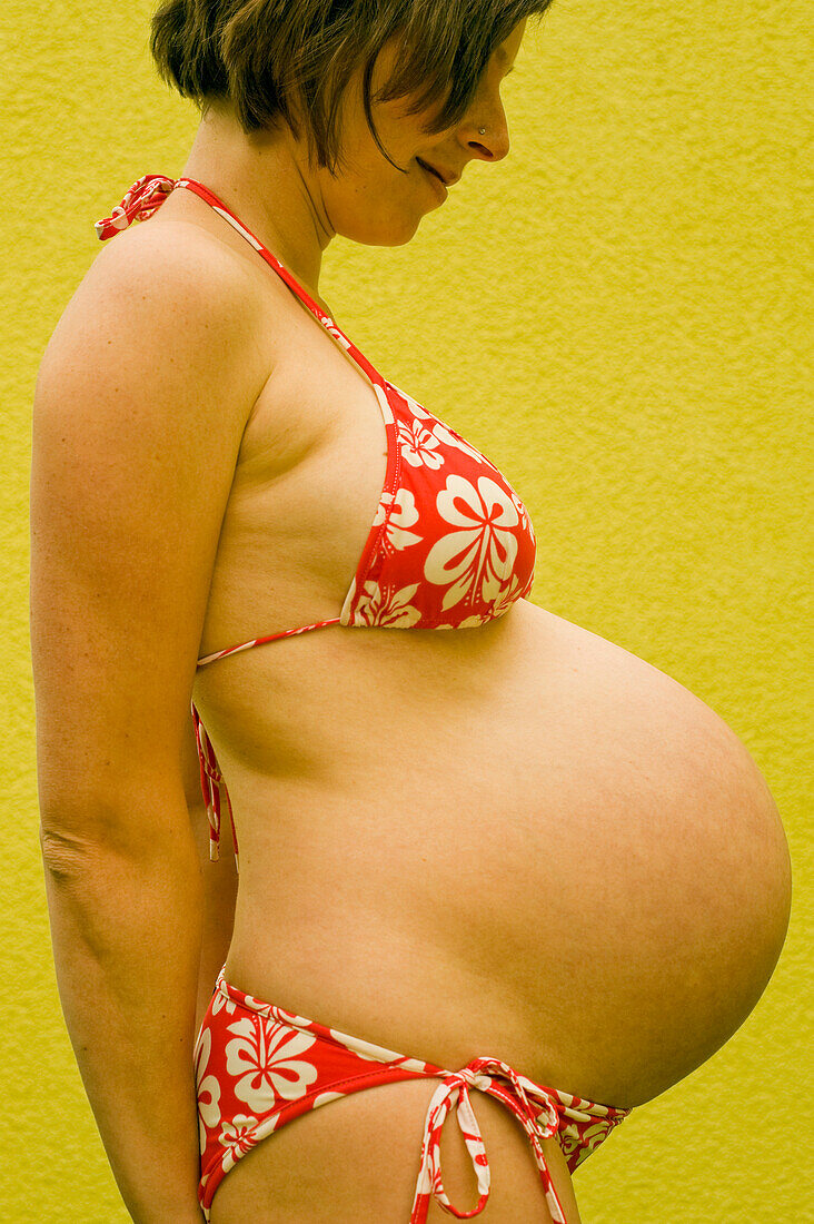 Profil einer Frau, im neunten Monat schwanger