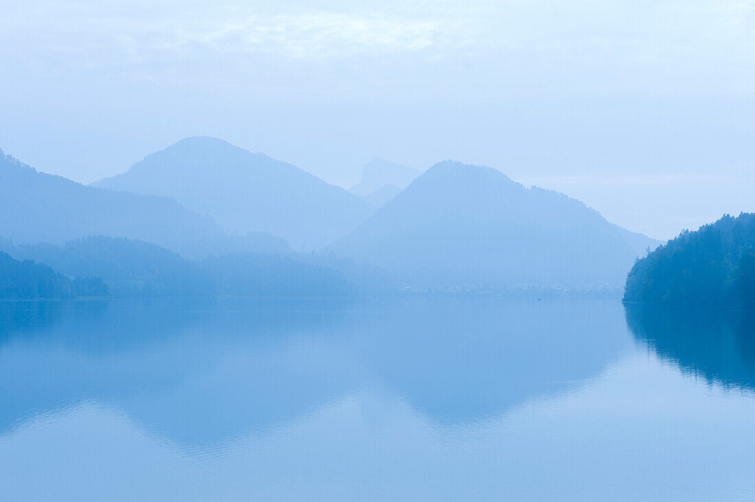 Fuschlsee mit Morgennebel, Salzkammergut, Salzburg, Österreich