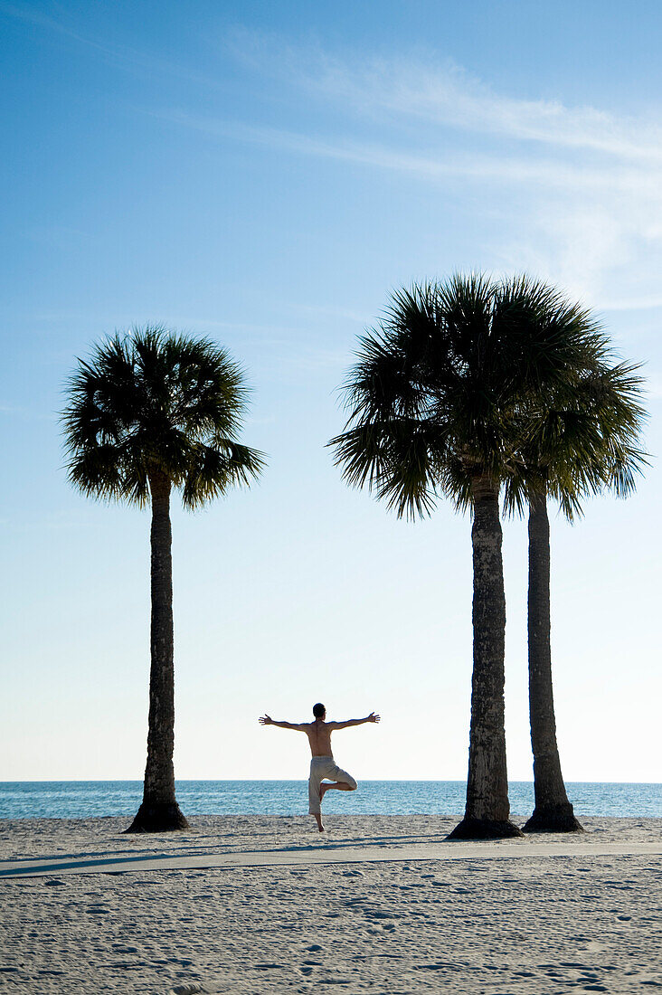 Mann praktiziert Yoga am Strand, Hernando Beach, Florida, USA