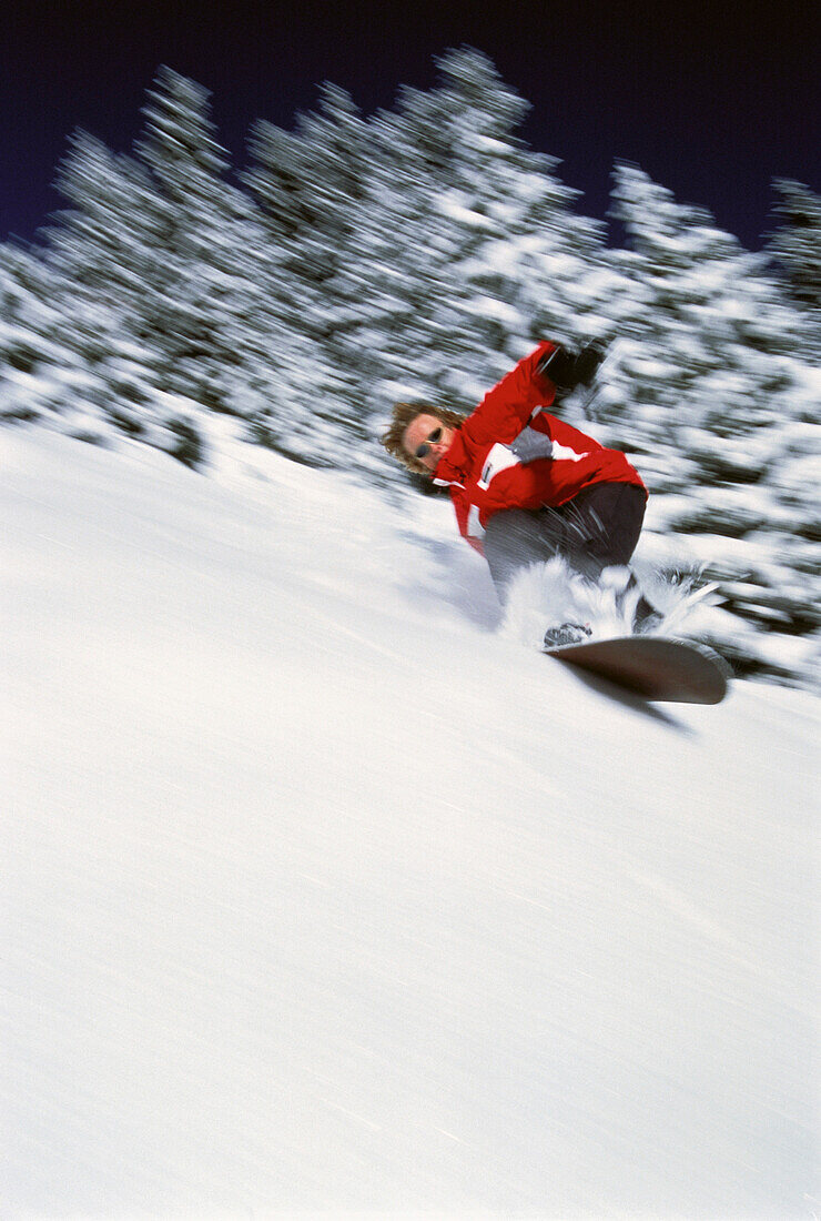 Mann beim Snowboarden, Jungfrau Region, Schweiz