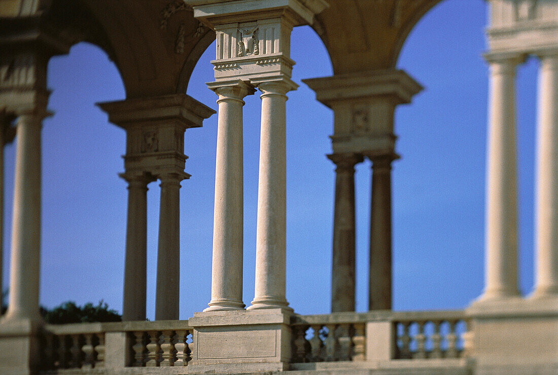 Säulen und Bögen, Schloss Schönbrunn, Wien, Österreich