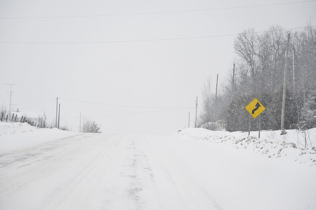 Landstraße in Winter, Ontario, Kanada