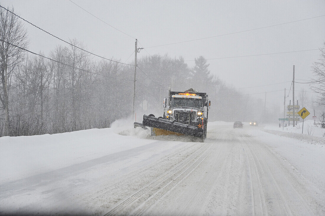 Schneepflug auf Highway, Ontario, Kanada
