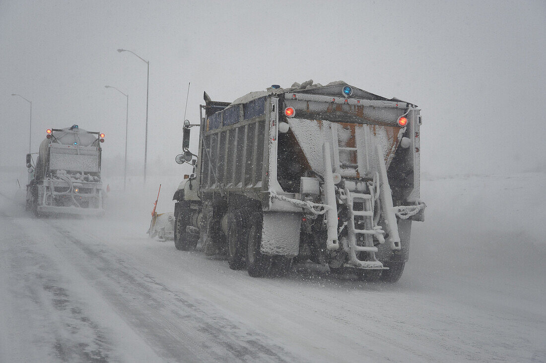 Schneepflug auf dem Highway, Ontario, Kanada