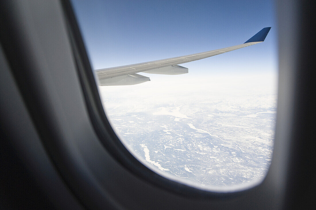 Blick aus dem Flugzeugfenster