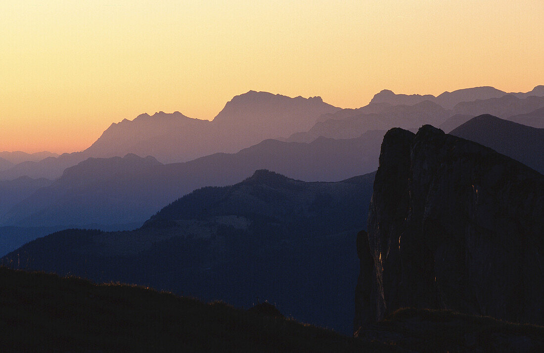 Sonnenuntergang über einer Bergkette, Salzkammergut, Österreich