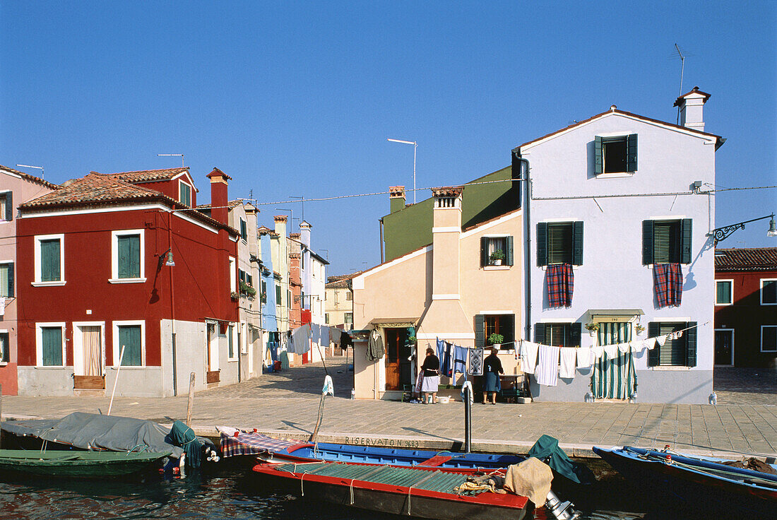 Häuser an der Wasserfront Burano, Italien