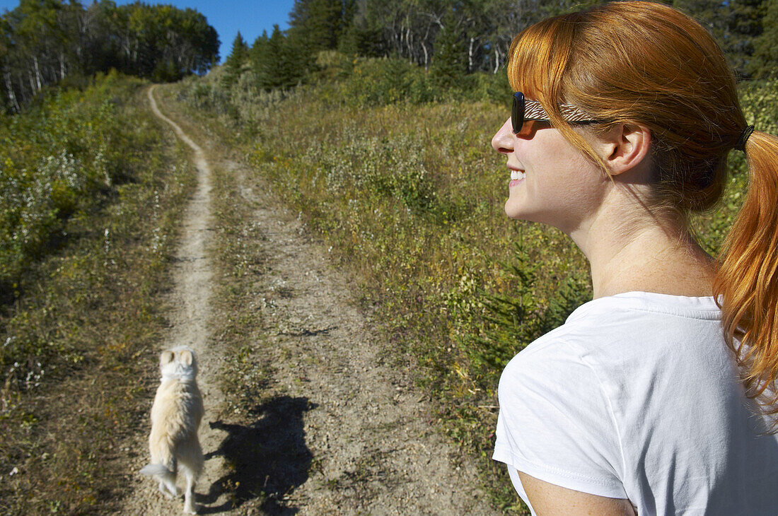 Frau beim Wandern mit ihrem Hund