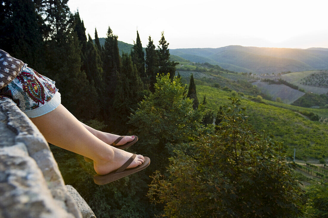Beine einer Frau, Radda in Chianti, Provinz Siena, Toskana, Italien