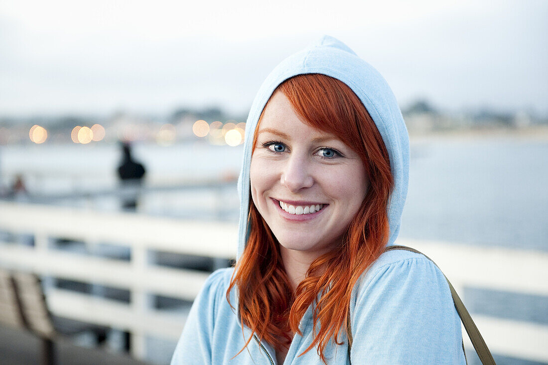 Porträt einer Frau am Fisherman's Wharf, Santa Cruz, Kalifornien, USA