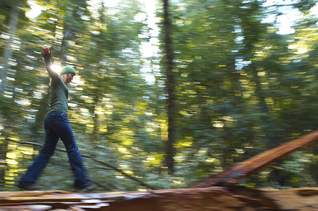 Frau geht im Wald spazieren