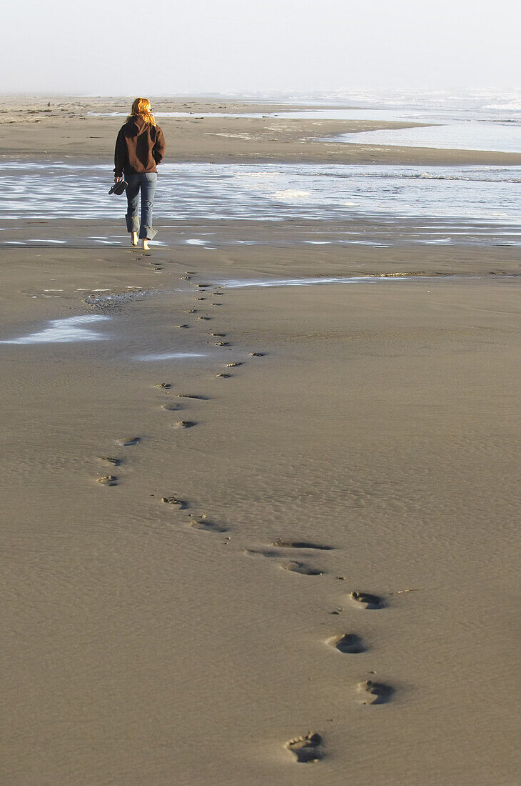 Frau geht am Strand spazieren, Humboldtküste, Kalifornien, USA