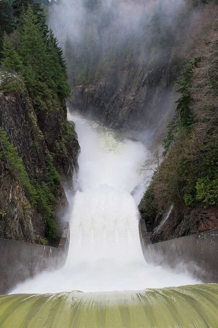 Capilano-Fluss und Cleveland-Damm, Vancouver, Britisch-Kolumbien, Kanada