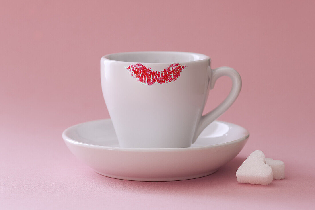 Kaffeetasse mit Lippenstift